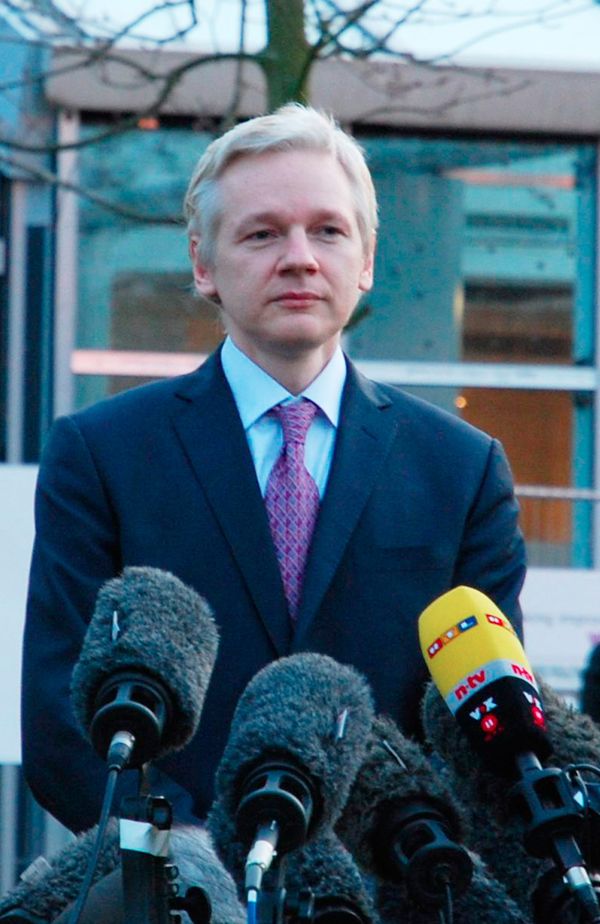 Слушания по делу об экстрадиции в Швецию основателя WikiLeaks Джулиана Ассанжа в суде в Лондоне Слушания по делу об экстрадиции в Швецию основателя WikiLeaks Джулиана Ассанжа в суде в Лондоне