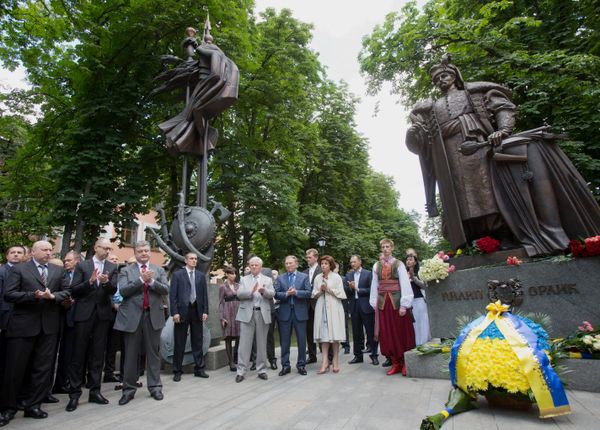 Руководители Украины возложили цветы к памятнику создателю первой украинской конституции Руководители Украины возложили цветы к памятнику создателю первой украинской конституции