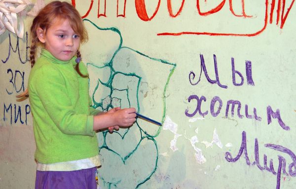 Жители Донецка, потерявшие свое жилье, готовятся встретить Новый год в бомбоубежище