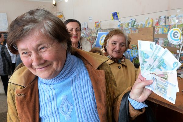 В Крыму начали выдавать пенсии в российских рублях