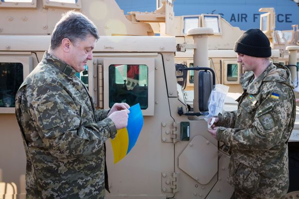 Президент Украины П.Порошенко встретил первый самолет ВВС США с американскими бронеавтомобилями