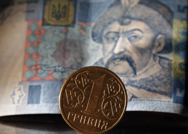 Денежные купюры и монеты США и Украины