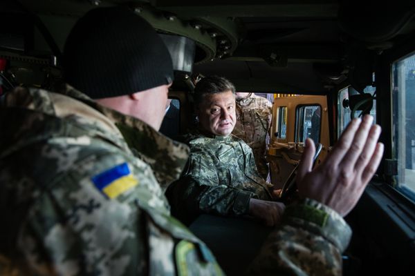 Президент Украины П.Порошенко встретил первый самолет ВВС США с американскими бронеавтомобилями