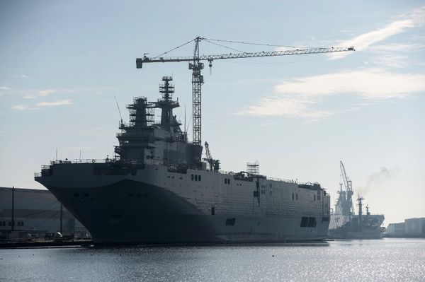 Второй вертолетоносец типа Мистраль спущен на воду во Франции