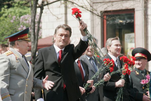 В.Ющенко на торжественном шествии В.Ющенко на торжественном шествии