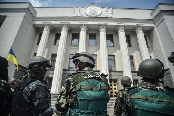 Усиление мер безопасности у Верховной Рады Украины в Киеве