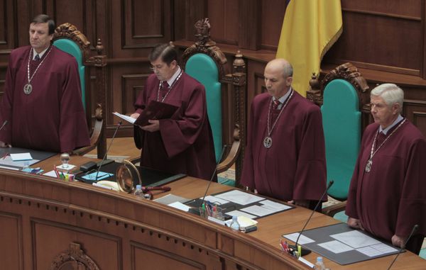 Заседание конституционного суда Украины, посвященое конституционной реформе 2004 года Заседание конституционного суда Украины, посвященое конституционной реформе 2004 года