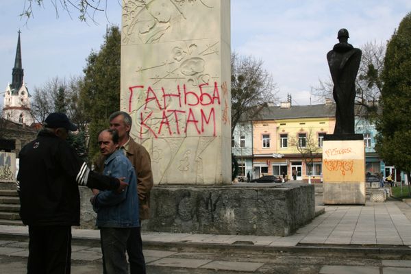 Памятник советскому Воину-освободителю в городе Стрый Львовской области готовятся снести Памятник советскому Воину-освободителю в городе Стрый Львовской области готовятся снести