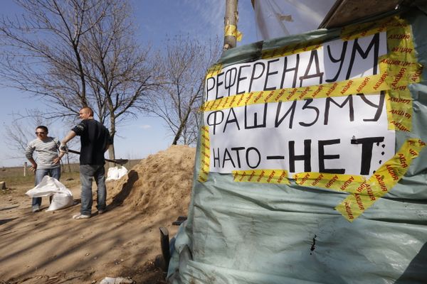 Баррикады у военного аэродрома в Краматорске Баррикады у военного аэродрома в Краматорске