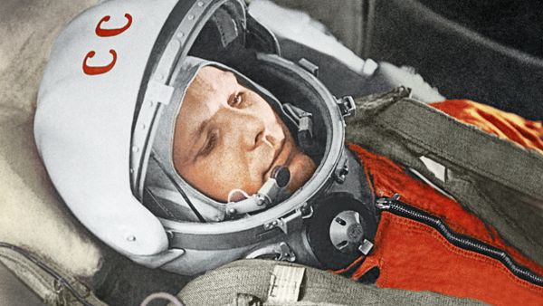 Летчик-космолнавт Ю.Гагарин в кабине космического корабля “Восток”
