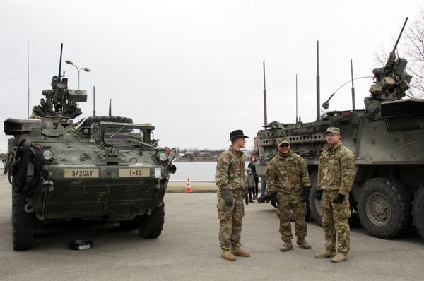 Показательный марш военнослужащих армии США Dragoon Ride в Латвии