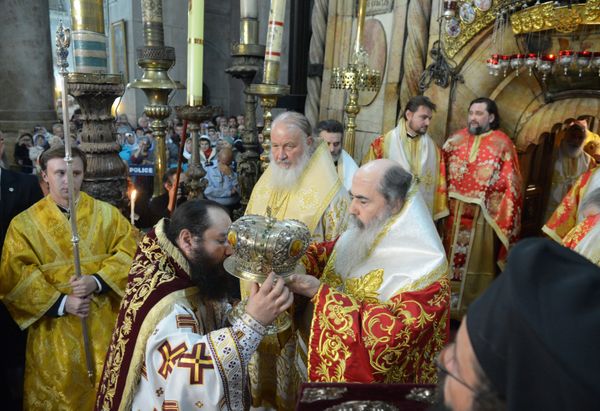 Патриарх Кирилл совершил ночную литургию в храме Гроба Господняа