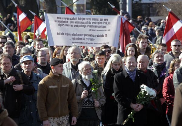 Шествие участников легиона Ваффен СС в Риге