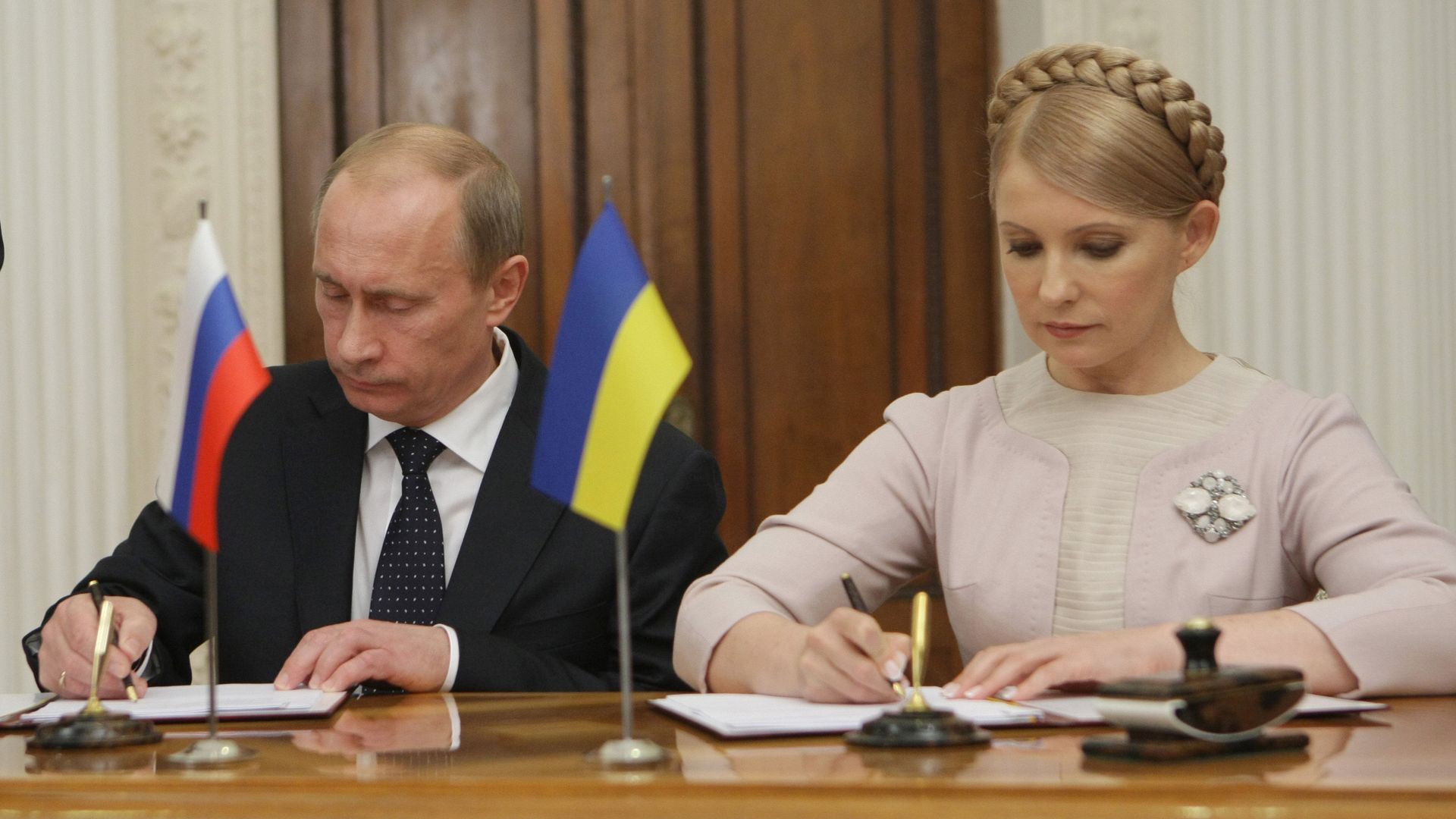 Премьер-министр РФ В.Путин и премьер-министр Украины Ю.Тимошенко во время подписания документов - РИА Новости, 1920, 19.01.2019