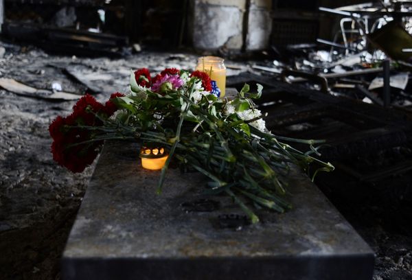 Жители Одессы несут цветы в память о погибших во время пожара в Доме профсоюзов Жители Одессы несут цветы в память о погибших во время пожара в Доме профсоюзов