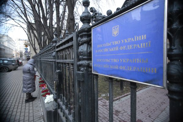 Цветы у посольства Украины в Москве Цветы у посольства Украины в Москве
