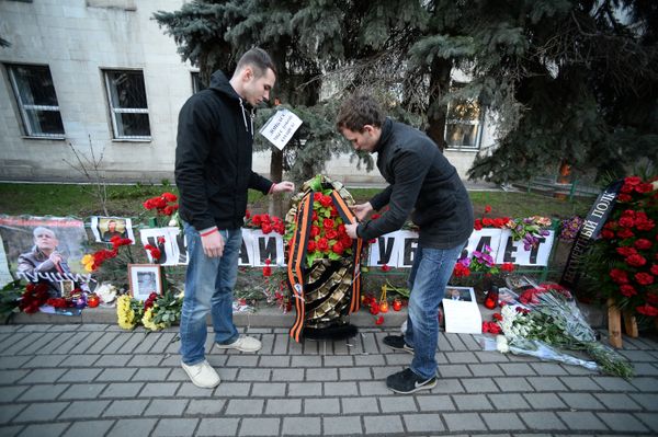 Цветы и свечи у посольства Украины в Москве в память об убитом в Киеве журналисте О.Бузине. Цветы и свечи у посольства Украины в Москве в память об убитом в Киеве журналисте О.Бузине.