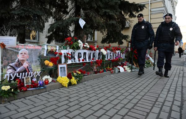 Цветы и свечи у посольства Украины в Москве в память об убитом в Киеве журналисте О.Бузине.