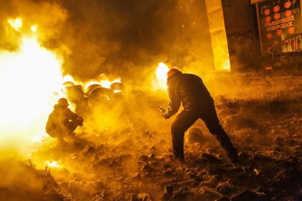 Столкновения протестующих с милицией в центре Киева Столкновения протестующих с милицией в центре Киева