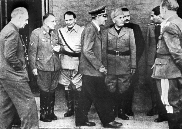 Министр иностранных дел Германии Иоахим фон Риббентроп, рейхсляйтер Мартин Борман, рейхсмаршал Герман Геринг, фюрер Адольф Гитлер, дуче Бенито Муссолини Министр иностранных дел Германии Иоахим фон Риббентроп, рейхсляйтер Мартин Борман, рейхсмаршал Герман Геринг, фюрер Адольф Гитлер, дуче Бенито Муссолини