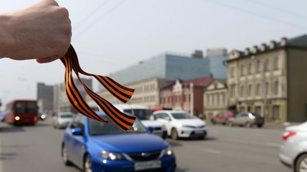 Раздача георгиевских ленточек в Казани