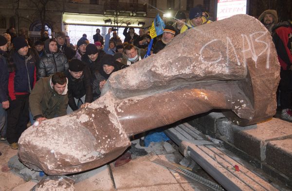 Снос памятника Ленину в центре Киева Снос памятника Ленину в центре Киева