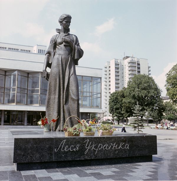 Памятник Лесе Украинке Памятник Лесе Украинке