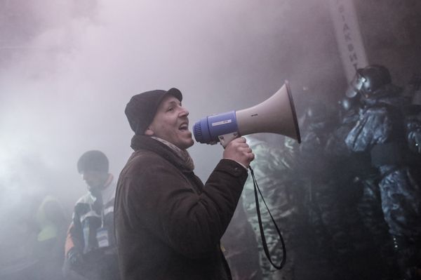 Внутренние войска начали штурм лагеря митингующих на Майдане Внутренние войска начали штурм лагеря митингующих на Майдане