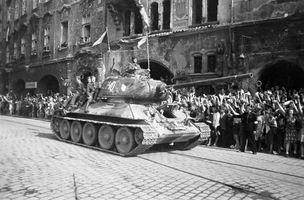 ЖИТЕЛИ ПРАГА ТАНКИСТЫ ЖИТЕЛИ ПРАГА ТАНКИСТЫ