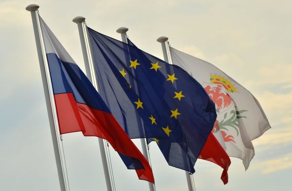 Флаги России, ЕС, Франции и герб Ниццы на набережной Ниццы Флаги России, ЕС, Франции и герб Ниццы на набережной Ниццы