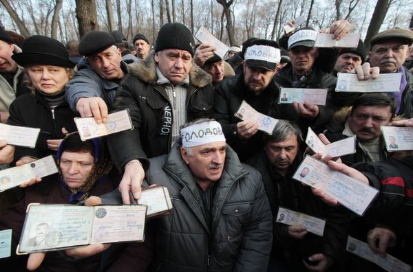 Акция протеста чернобыльцев у здания правительства Украины Акция протеста чернобыльцев у здания правительства Украины