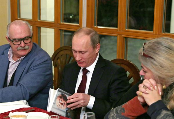 В.Путин поздравил семью Михалковых со 100-летием С.Михалкова В.Путин поздравил семью Михалковых со 100-летием С.Михалкова
