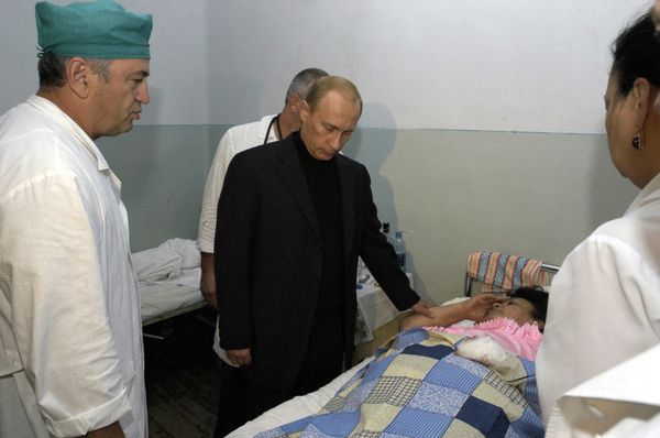 Посещение Путиным бесланской районной клинической больницы Посещение Путиным бесланской районной клинической больницы