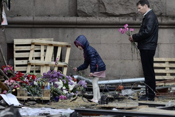 Цветы в память о погибших в результате пожара в Доме профсоюзов в Одессе Цветы в память о погибших в результате пожара в Доме профсоюзов в Одессе