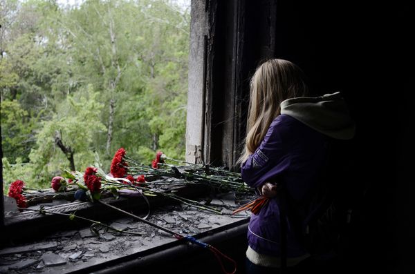 Жители Одессы несут цветы в память о погибших во время пожара в Доме профсоюзов Жители Одессы несут цветы в память о погибших во время пожара в Доме профсоюзов
