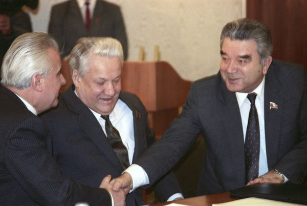 Леонид Кравчук, Борис Ельцин и Рафик Нишанов на переговорах о создании СНГ