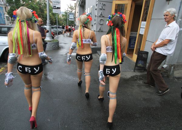 Акция женского движения FEMEN у здания СБУ в Киеве Акция женского движения FEMEN у здания СБУ в Киеве