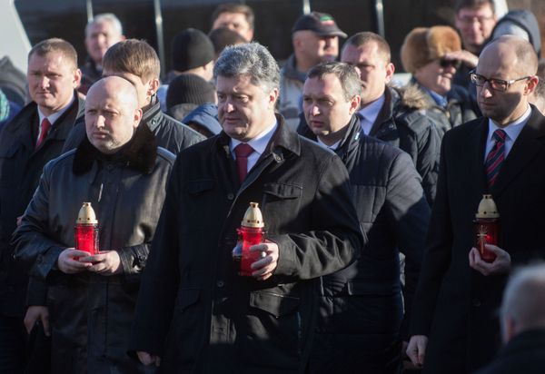 П.Порошенко на церемонии возложения цветов к кресту Небесной сотни П.Порошенко на церемонии возложения цветов к кресту Небесной сотни
