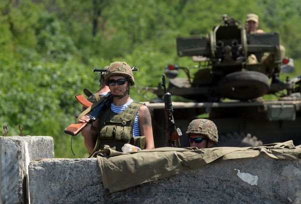 Блокпост украинских военных в населенном пункте Амвросиевка Донецкой области