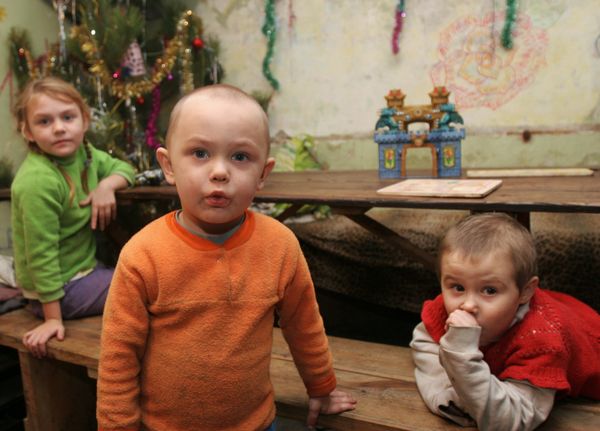 Жители Донецка, потерявшие свое жилье, готовятся встретить Новый год в бомбоубежище Жители Донецка, потерявшие свое жилье, готовятся встретить Новый год в бомбоубежище