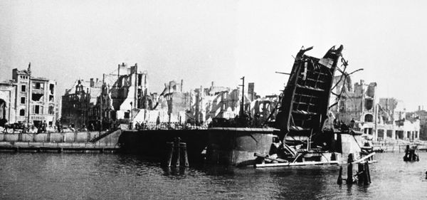 Разрушенный после боев мост в Кенигсберге