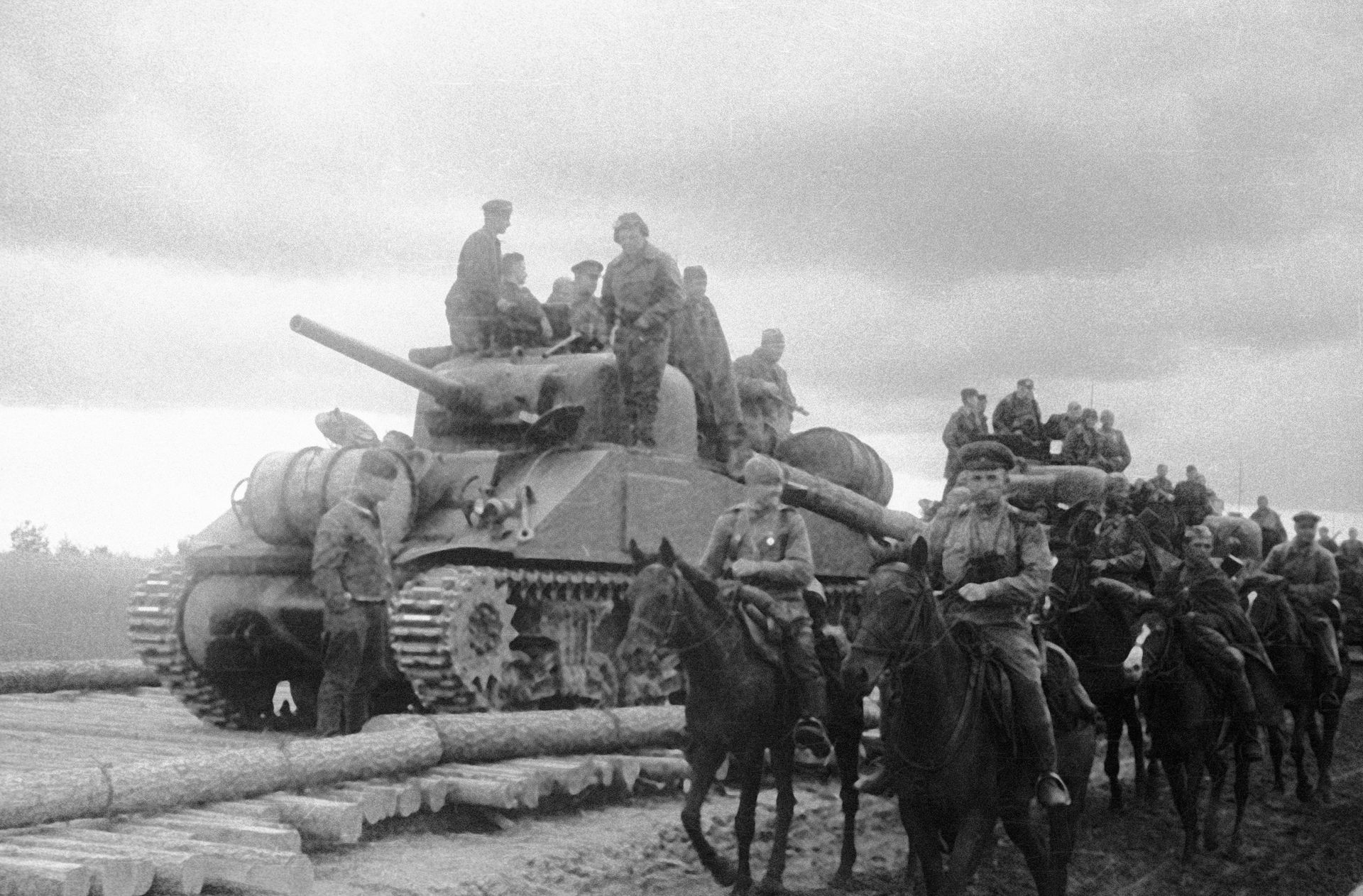 Подразделение кавалерии и танковая часть Юго-Западного фронта на американских танках М4 Sherman, поставленных по ленд-лизу, движутся по лежневой дороге с деревянным настилом. Харьков, август 1943 года - РИА Новости, 1920, 11.03.2025