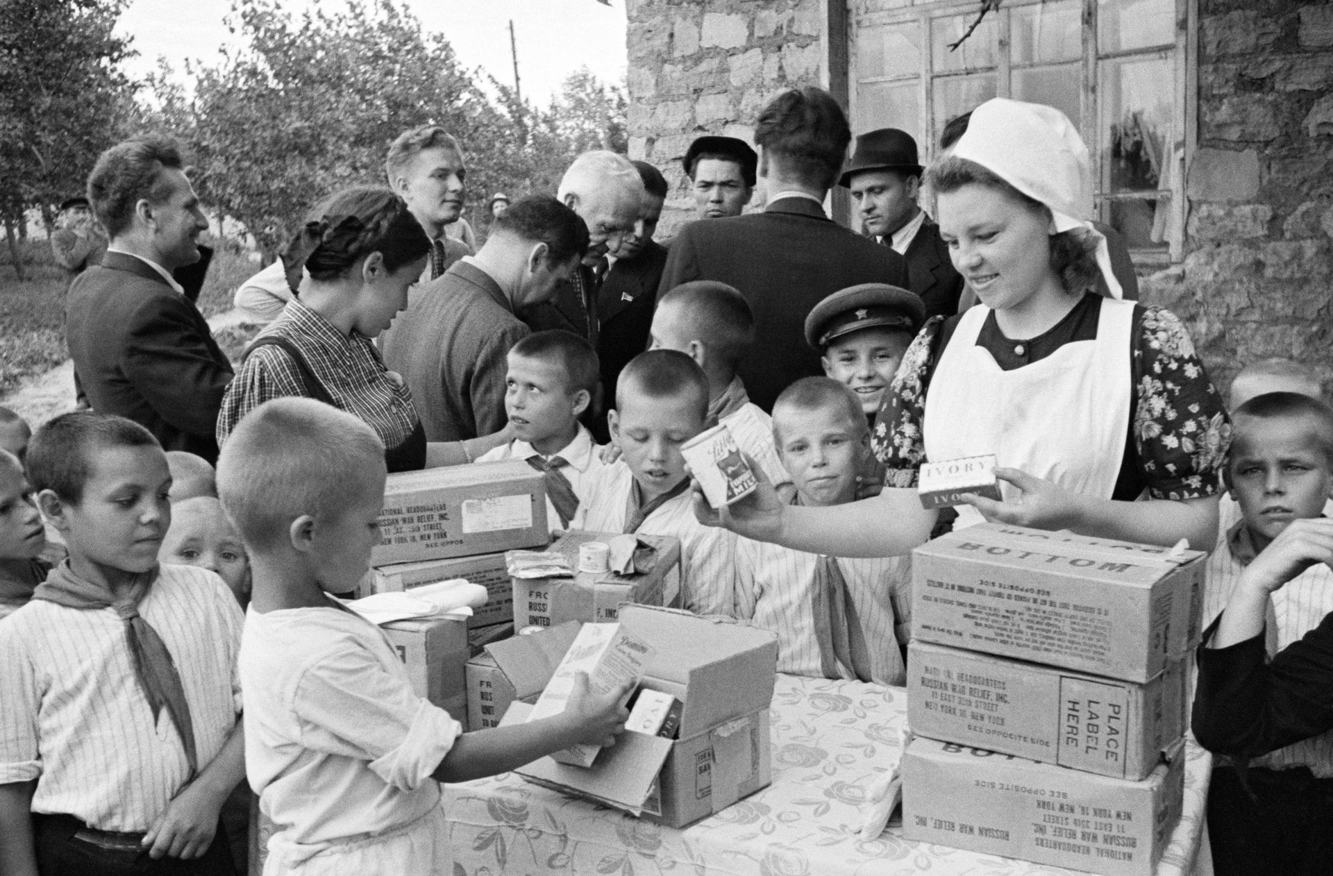 Раздача продуктовых наборов по ленд-лизу - РИА Новости, 1920, 11.03.2025