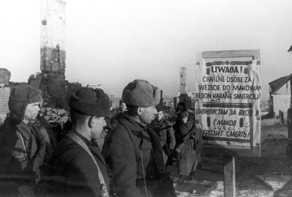Советские воины у объявления, написанного немецкими оккупантами