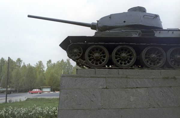 Танк Т-34 на постаменте на 41-м км Ленинградского шоссе