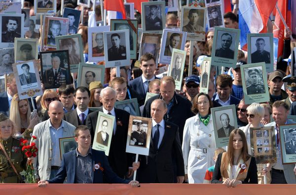 Шествие Региональной патриотической общественной организации Бессмертный полк Москва по Красной площади
