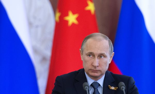 Подписание совместных документов по итогам российско-китайских переговоров президентом РФ В.Путиным и председателем КНР Си Цзиньпином Подписание совместных документов по итогам российско-китайских переговоров президентом РФ В.Путиным и председателем КНР Си Цзиньпином