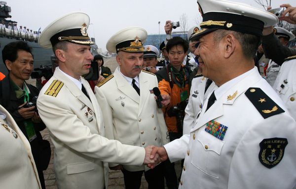 Флагман Тихоокеанского флота ракетный крейсер Варяг прибыл с официальным визитом в китайский порт Циндао Флагман Тихоокеанского флота ракетный крейсер Варяг прибыл с официальным визитом в китайский порт Циндао