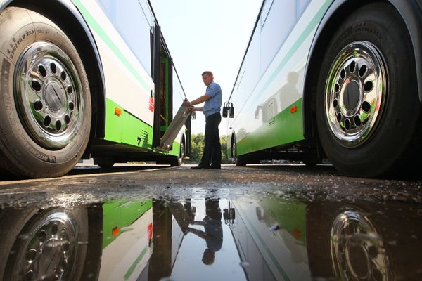 Низкопольные автобусы ЛиАЗ готовят к выходу на маршрут