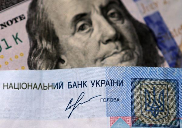 Денежные купюры и монеты США и Украины